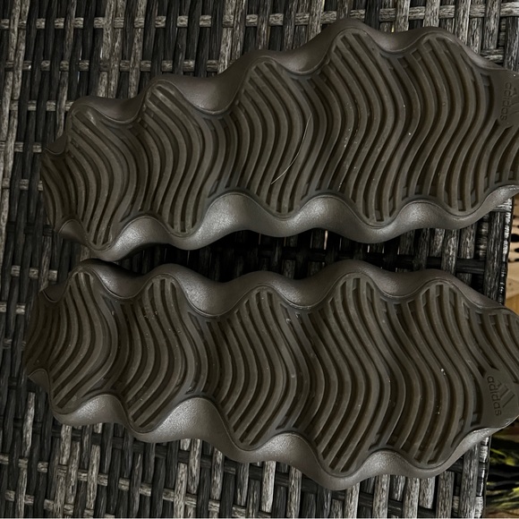 The Yeezy 450 In Cinder colorway - Picture 3 of 4